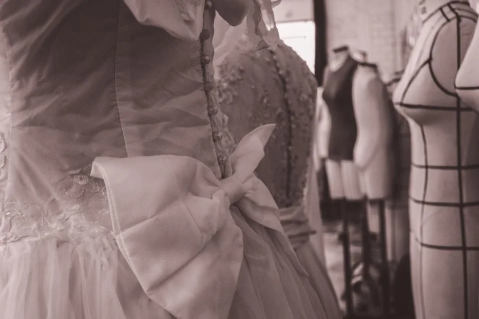 Maniquíes y vestidos en un taller de confección
