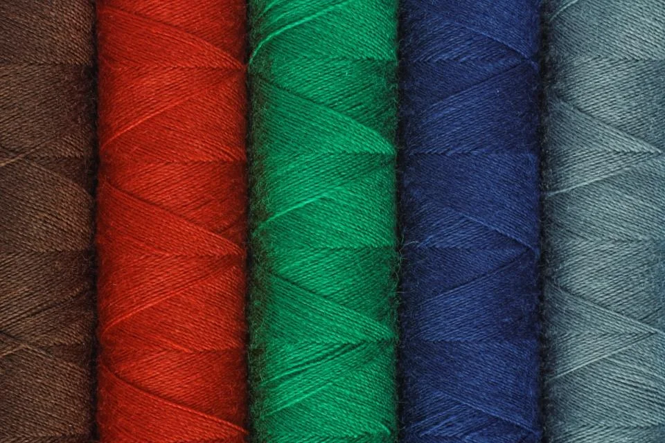 Bobinas de hilo de colores alineadas