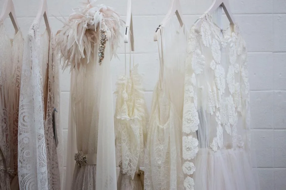 Vestidos blancos colgados en perchas